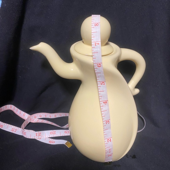 Teapot Retro vintage, cheeky, dancing, butter yellow teapot - Picture 16 of 16